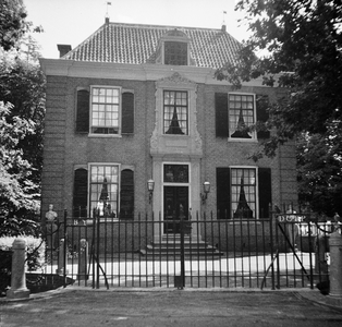 843116 Gezicht op de voorgevel van het landhuis Bijdorp (Oud Over 8) te Loenen, in gebruik als museum.N.B. De foto is ...